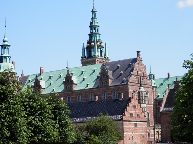 approaching Fredericksborg Castle