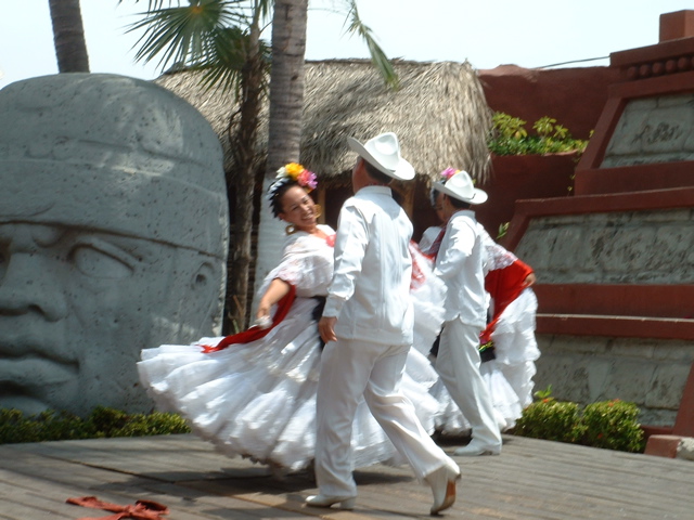 traditional Mexican dancers